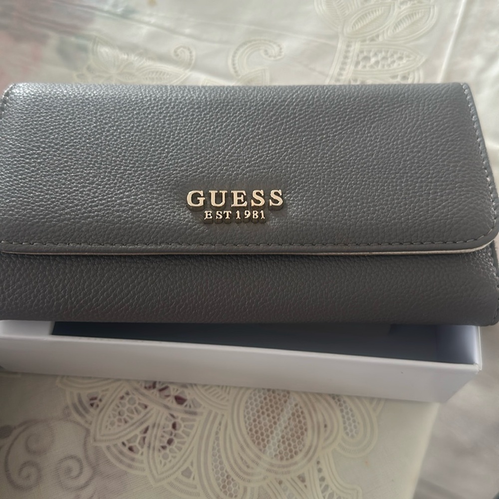 I bough it to another seller to reseller it it’s a brand new purse guess